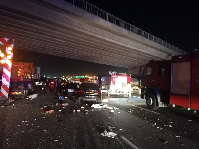 Kocaeli'nde zincirleme trafik kazası: 3 ölü, 4 yaralı